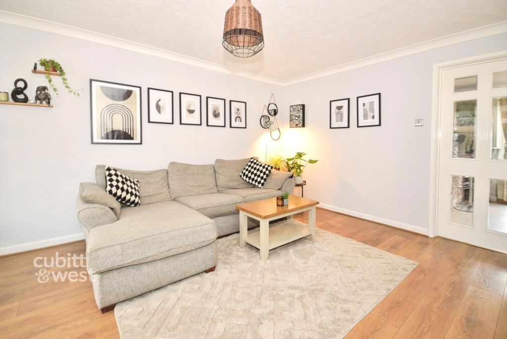 Property photo 2 of 13 Lounge