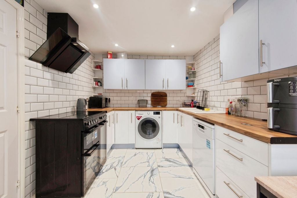 Property photo 3 of 17 Kitchen/Diner