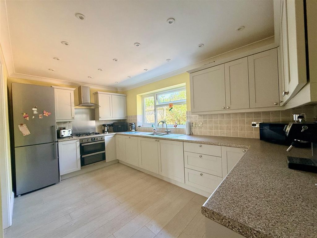 Property photo 3 of 11 Kitchen