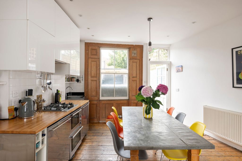 Property photo 3 of 17 Quilter Street E2