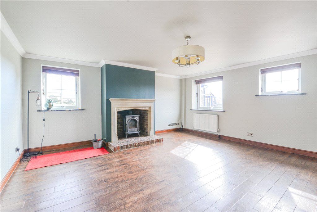 Property photo 2 of 35 Sitting Room