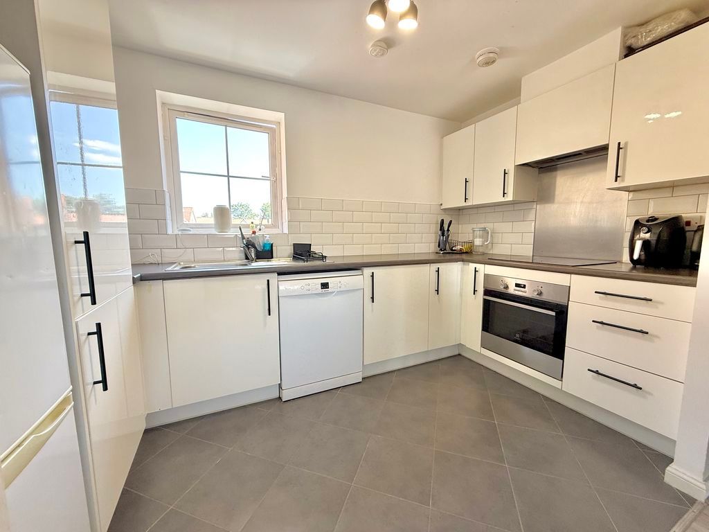 Property photo 2 of 11 Kitchen