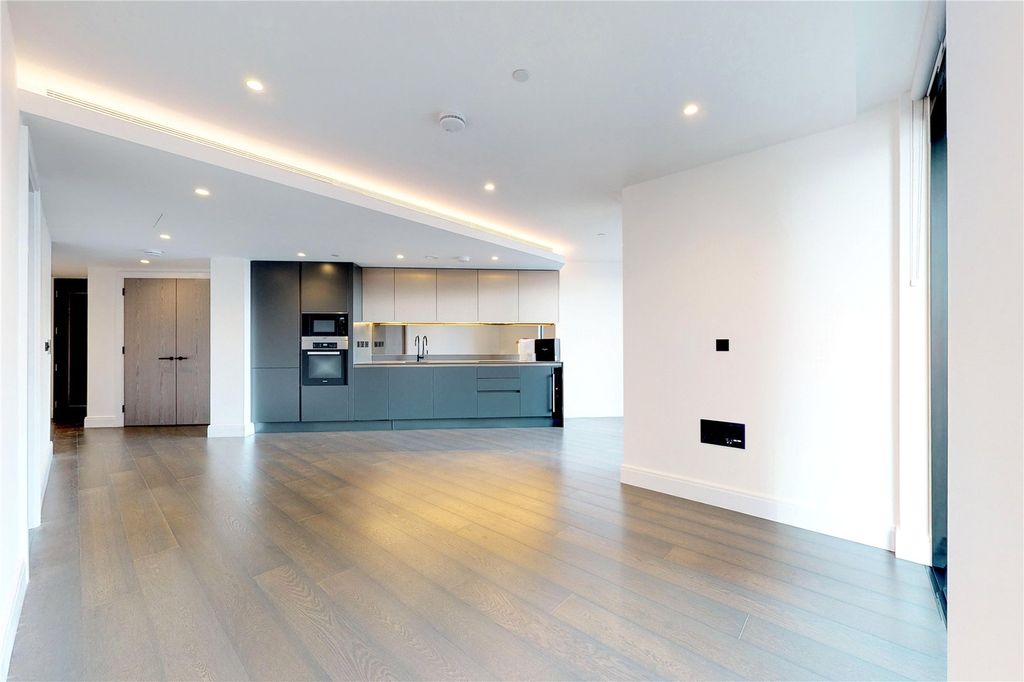 Property photo 3 of 8 Reception/Kitchen