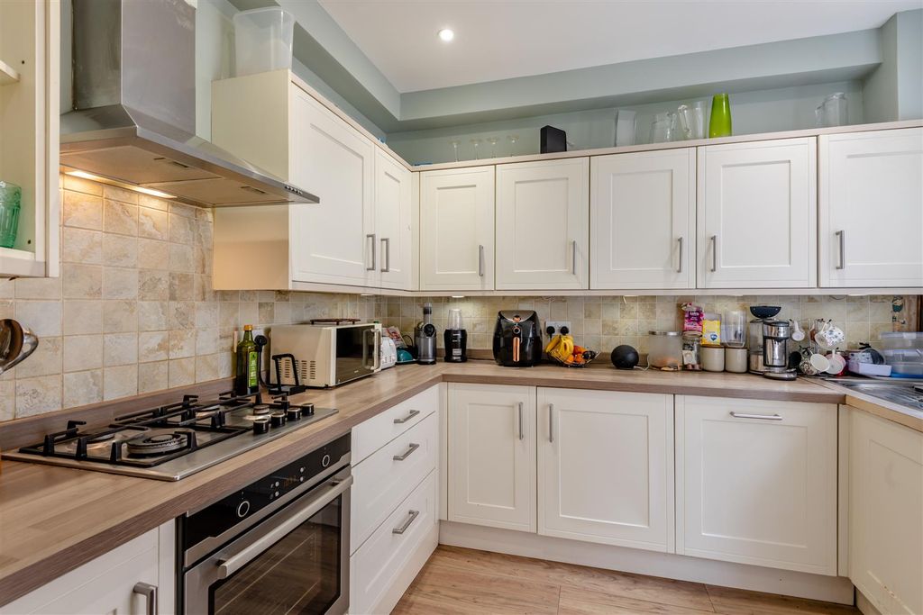 Property photo 2 of 17 8606557-Interior05.Jpg