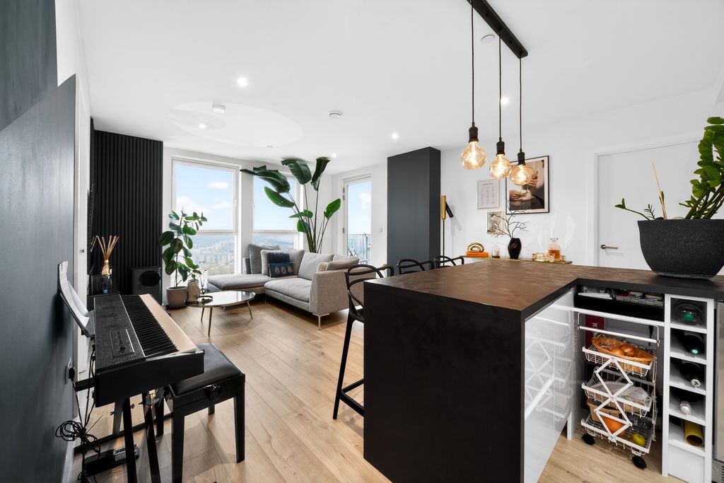 Property photo 2 of 26 Kitchen/Dining Room