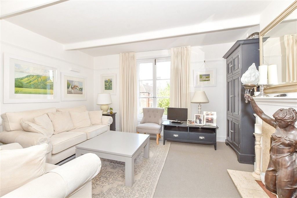 Property photo 3 of 13 Lounge