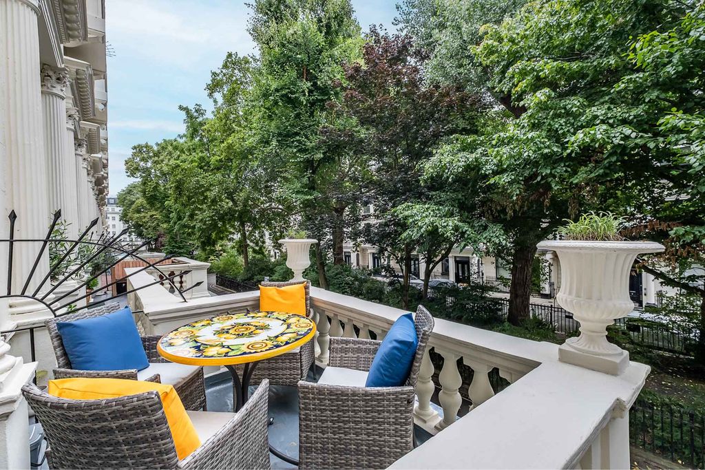 Property photo 2 of 17 Terrace Overlooking Garden Square