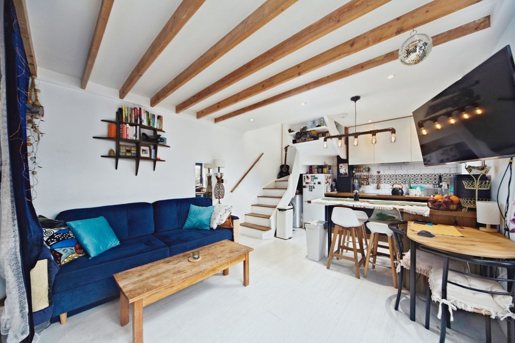 Property photo 2 of 17 Photo