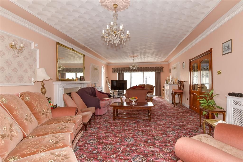Property photo 3 of 14 Lounge