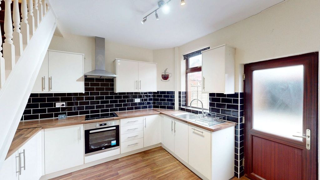 Property photo 3 of 12 Kitchen