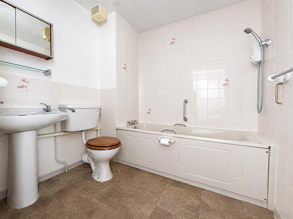 1 bed flat for saleDove Close, Chatham ME5 photo 5