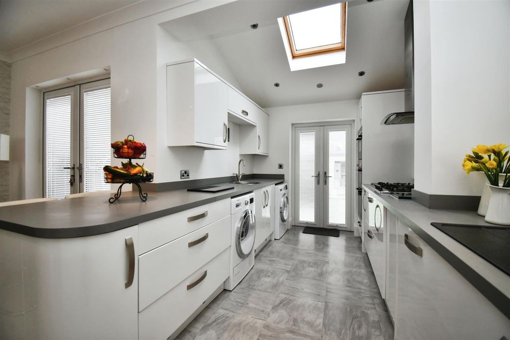 Property photo 3 of 30 Kitchen