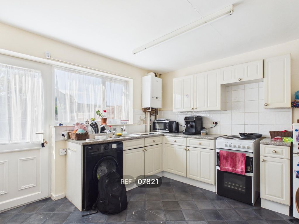 Property photo 2 of 10 Kitchen