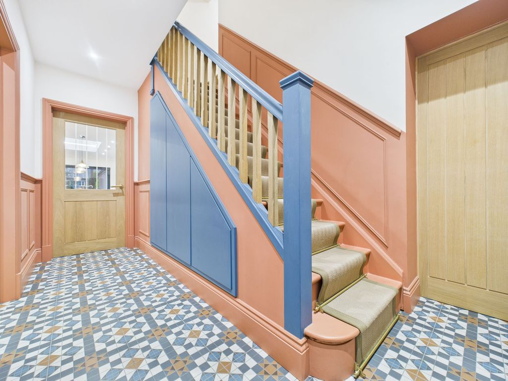 Property photo 3 of 40 Entrance Hall