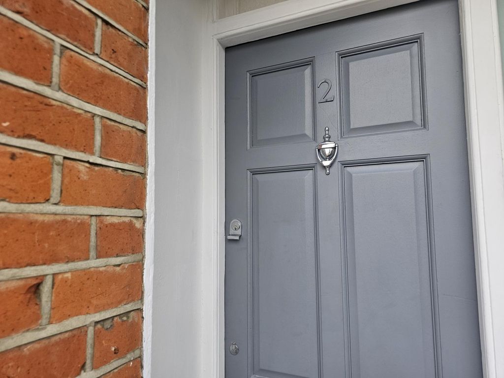 Property photo 3 of 16 Door
