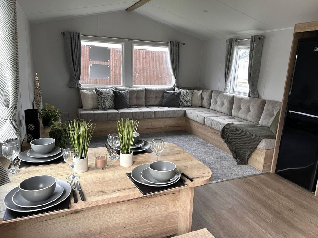 Property photo 1 of 7 - Willerby Midhurst For Sale