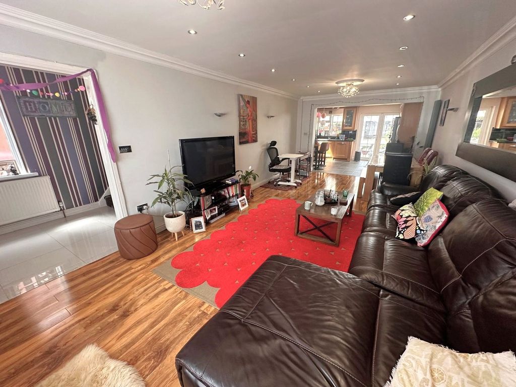 Property photo 3 of 17 Lounge (2)