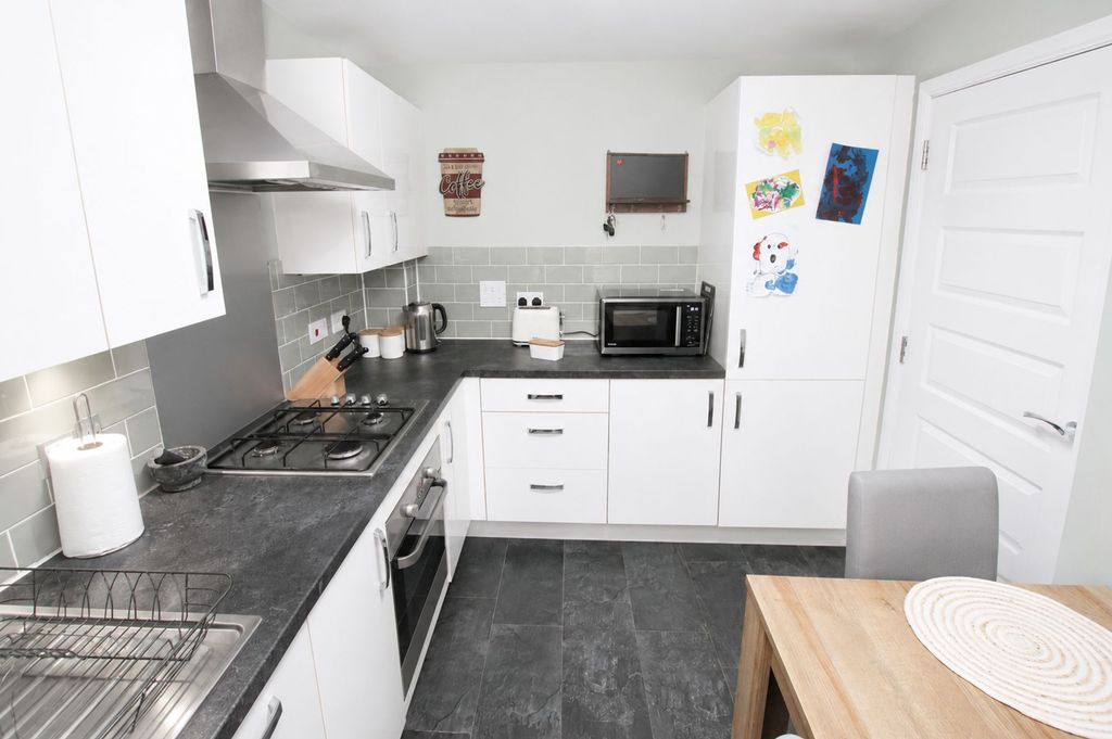 Property photo 2 of 27