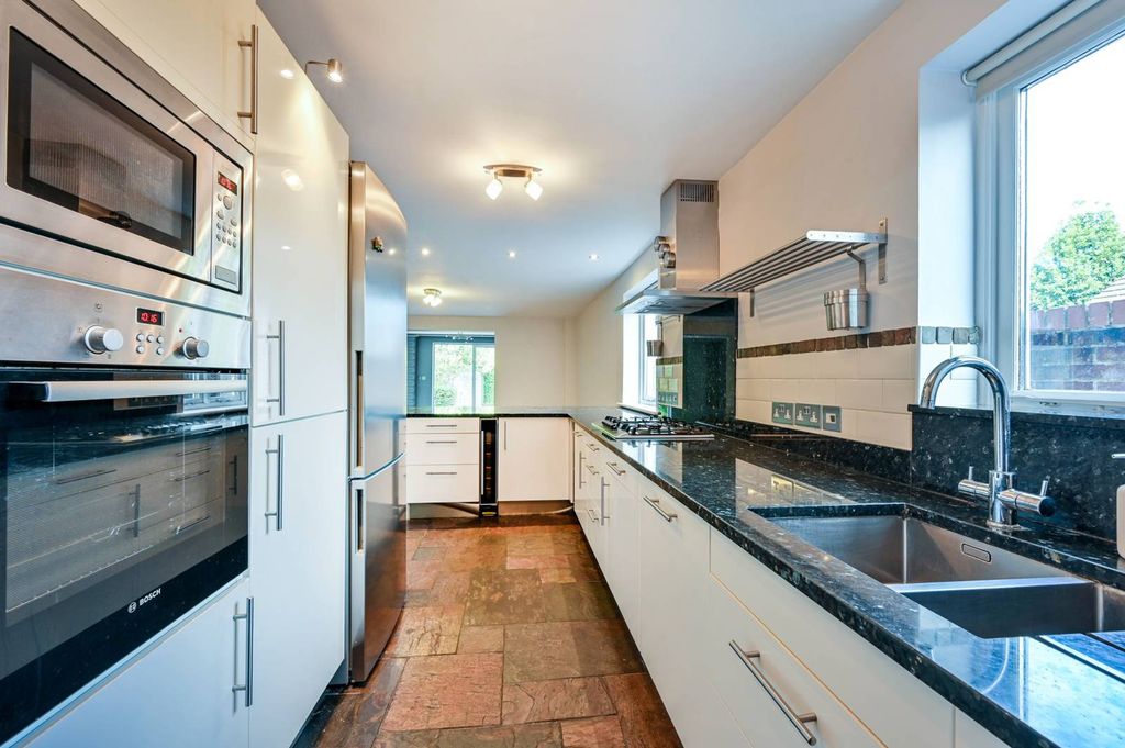 Property photo 2 of 23