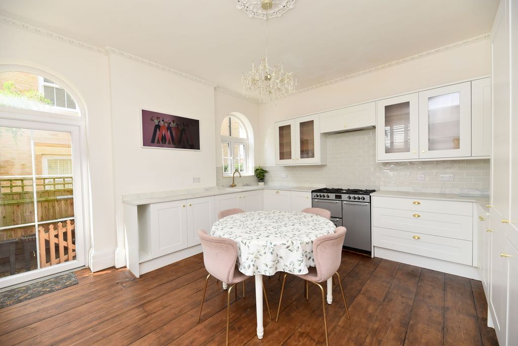Property photo 2 of 32