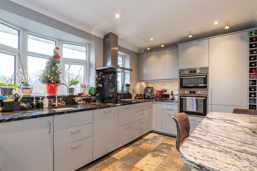 Property photo 3 of 28 Kitchen/Breakfast Room