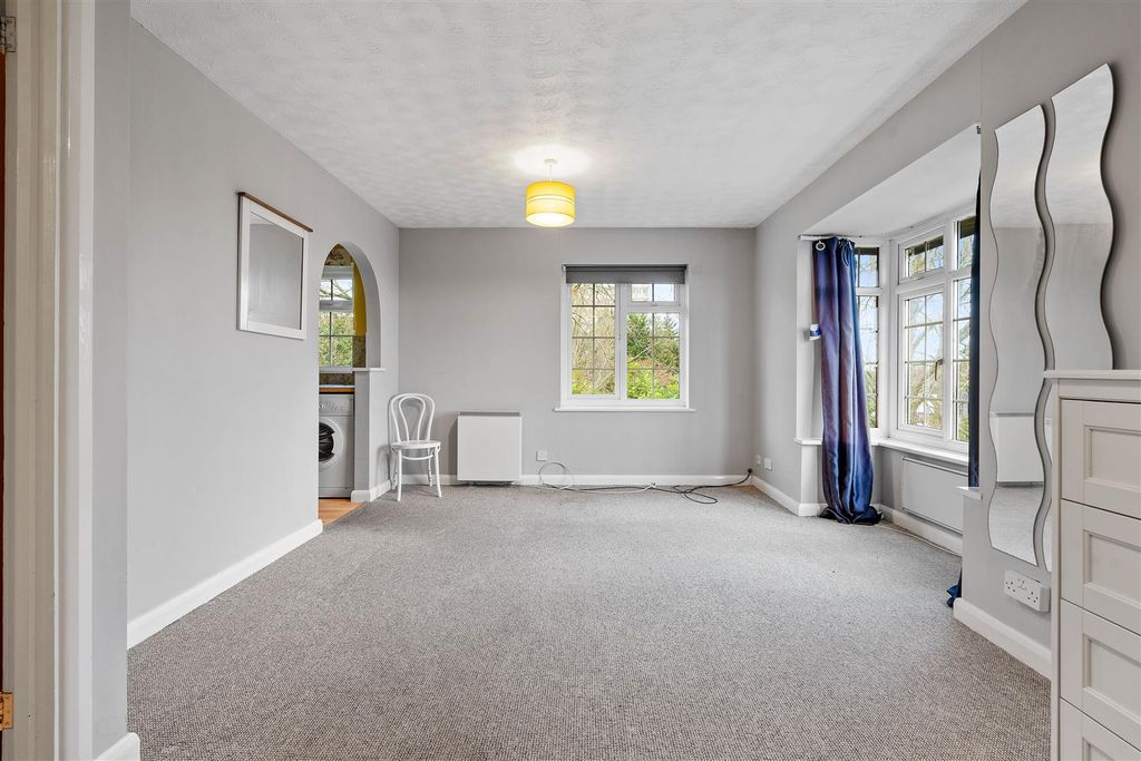 Property photo 2 of 11 Lounge