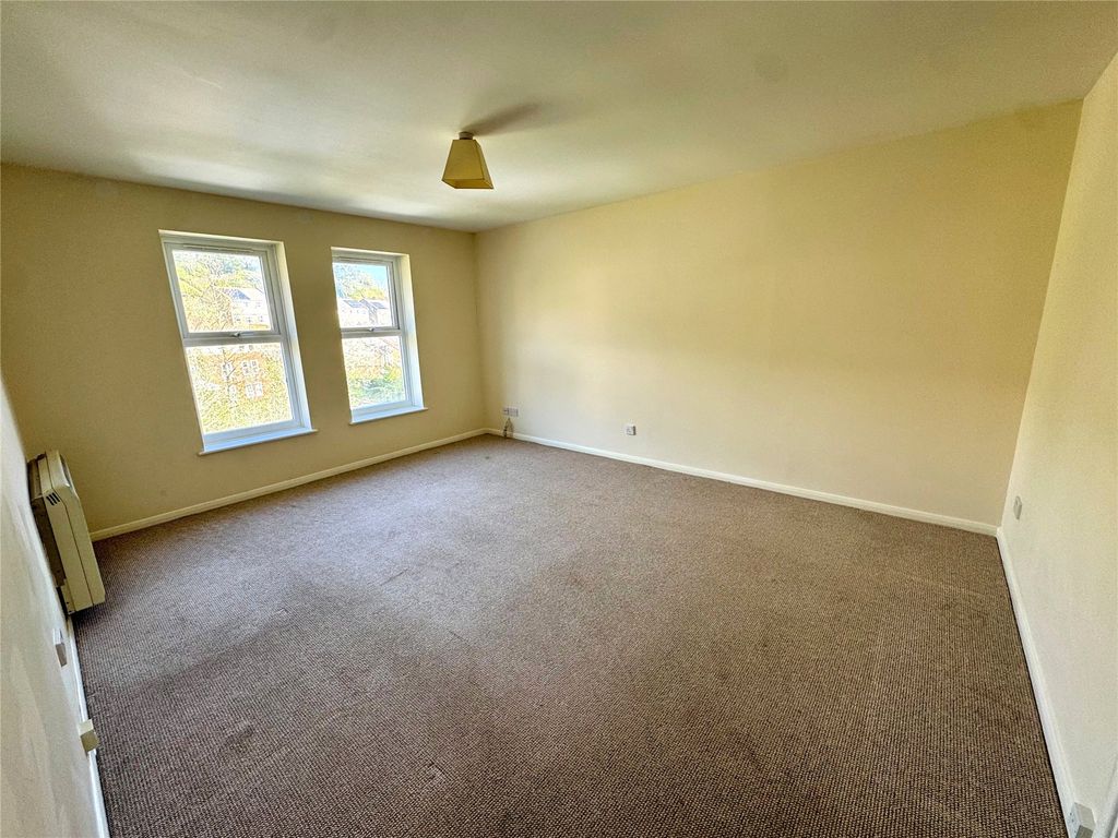 Property photo 3 of 8 Lounge