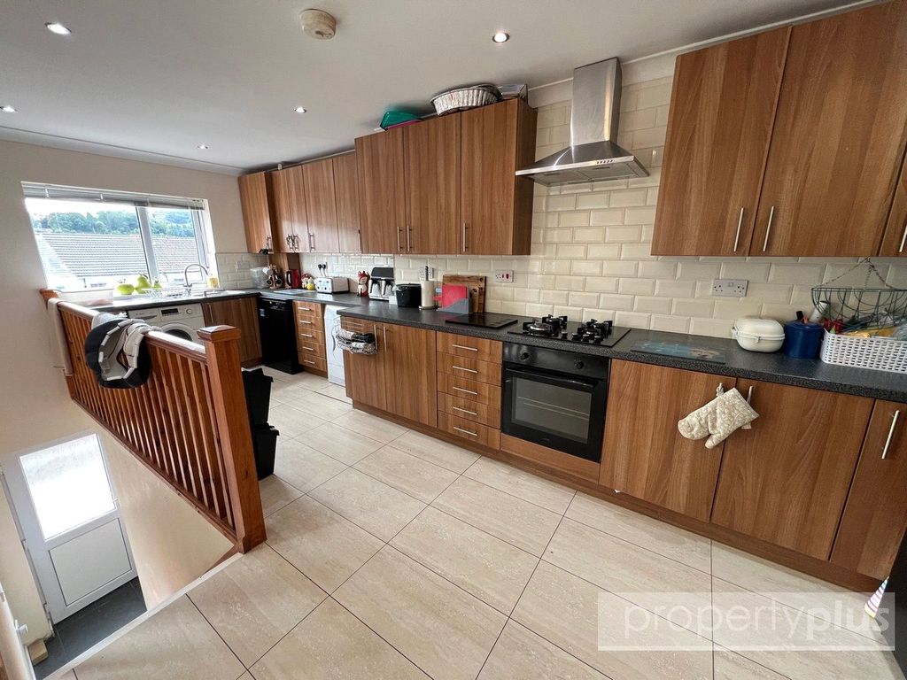 Property photo 2 of 16 Picture No. 14