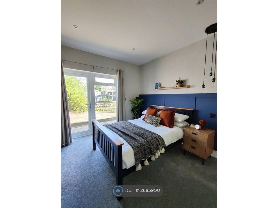 Property photo 2 of 22 Room 4 - £765Pcm - Large Garden Room With Ensuite