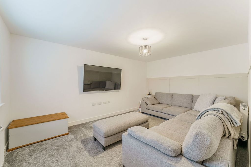 Property photo 2 of 28