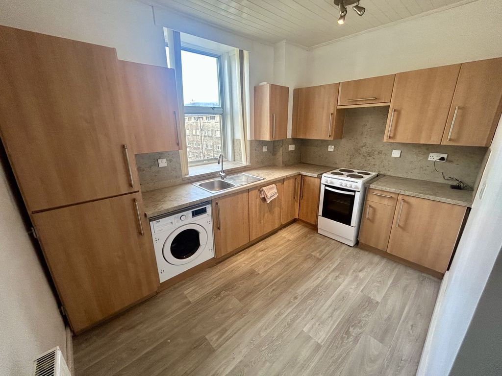 Property photo 3 of 7 Kitchen