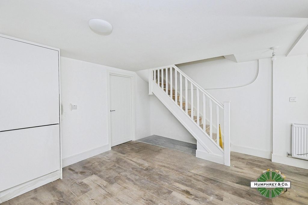 Property photo 3 of 10 Pbox-Living_Room-330035.Jpg