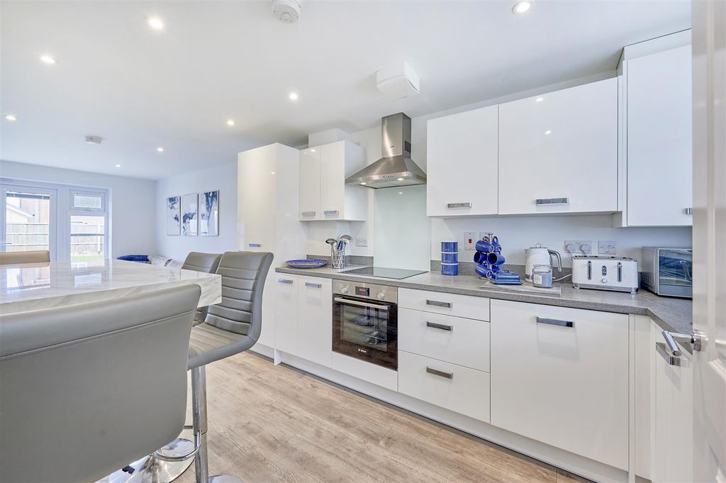 Property photo 2 of 17 Fitted Kitchen