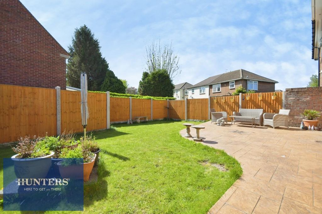 Property photo 3 of 16 Rear Garden 01.Jpg