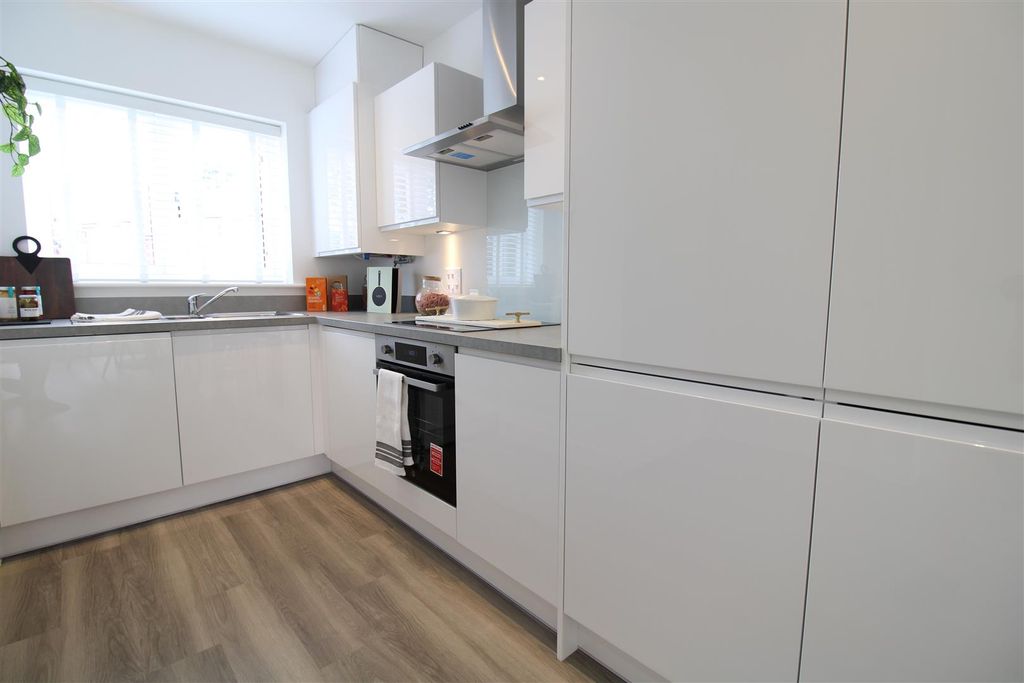 Property photo 3 of 12 Kitchen