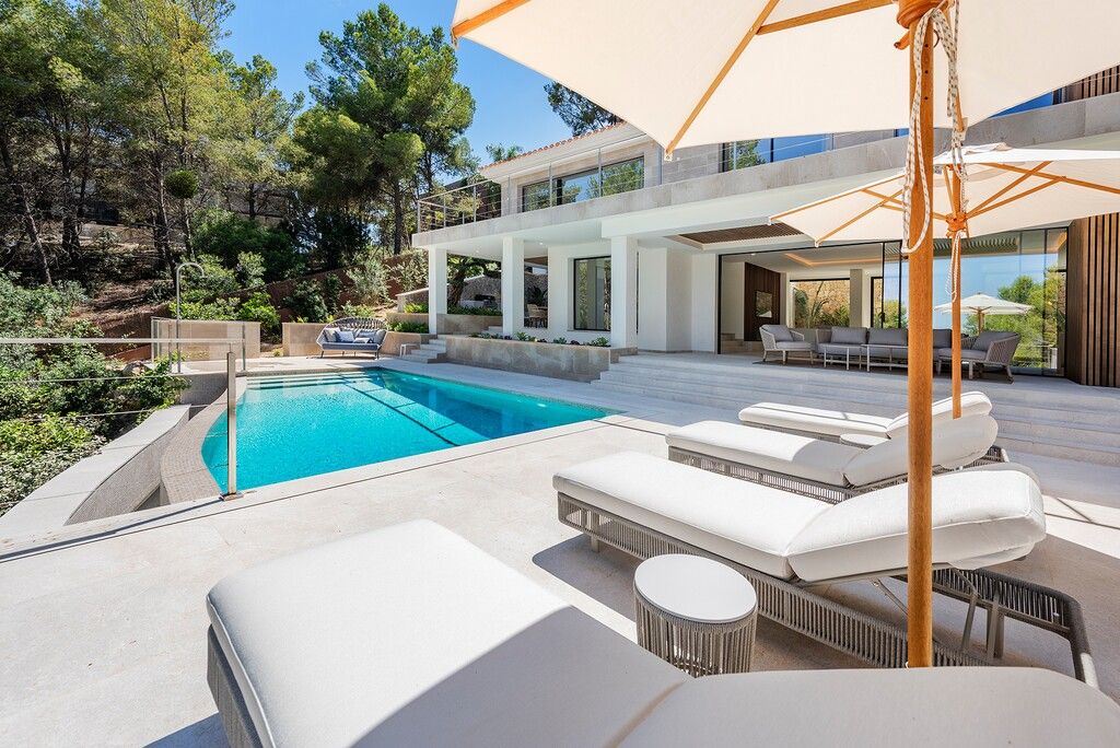 Property photo 2 of 20 Pool And Exterior (1)