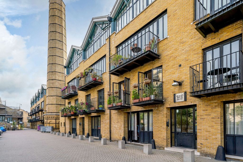 Property photo 1 of 4 2 Bedroom, 2 Bathroom Apartment In Burrells Wharf Square, London E14 3Tj