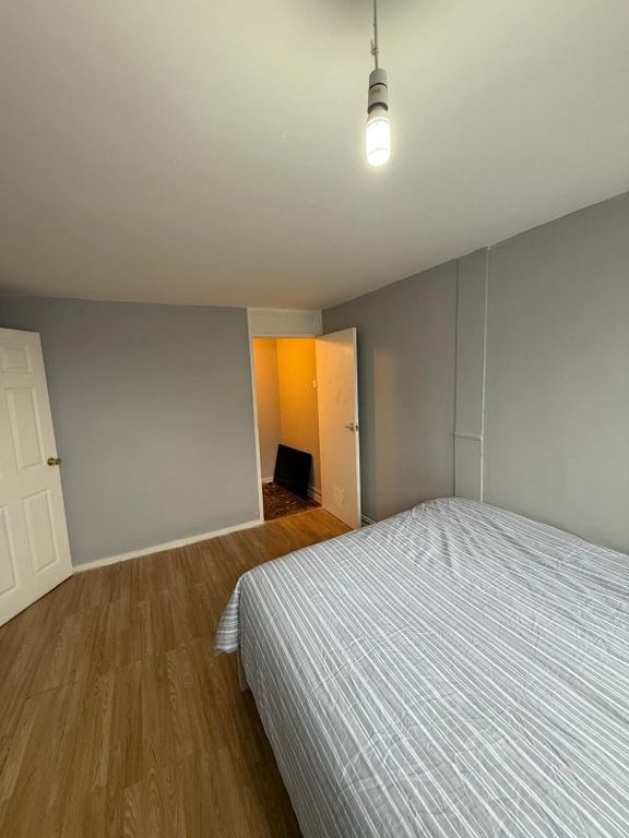 Property photo 2 of 12 Room 3- £700 Available Now
