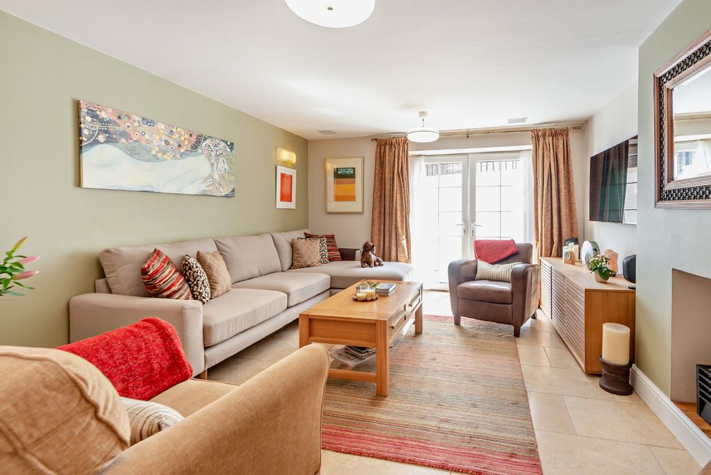 Property photo 2 of 18 Sitting Room