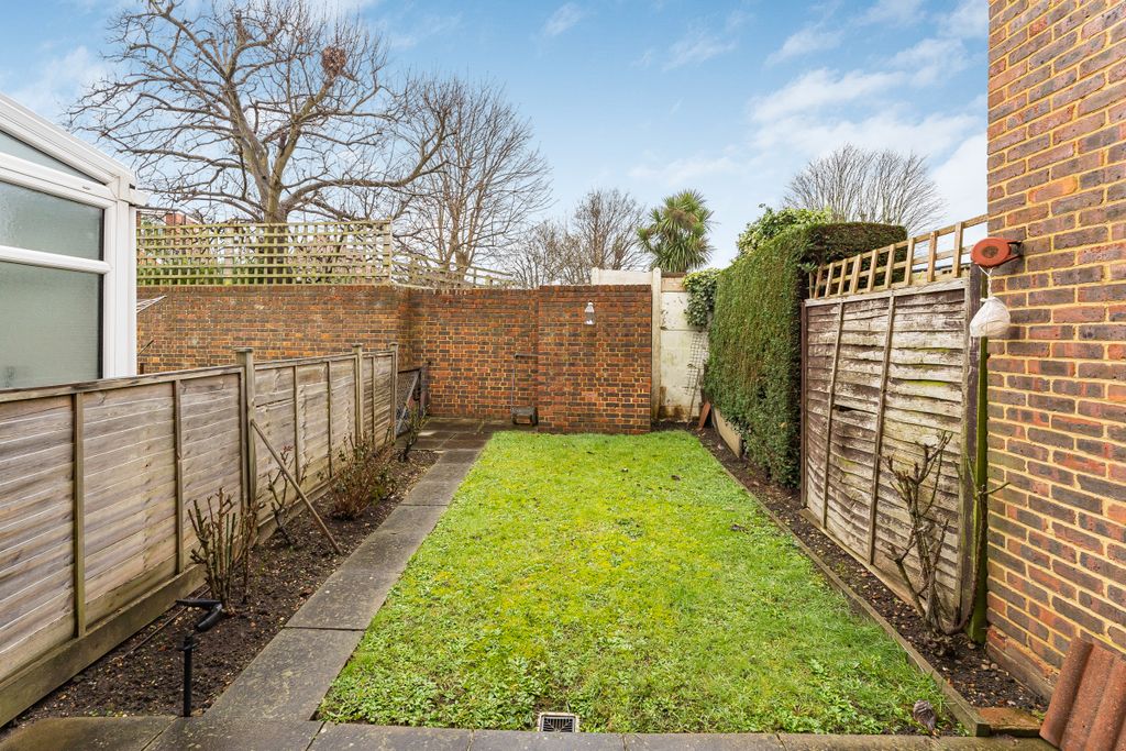 Property photo 2 of 14 Almond Ave (19)