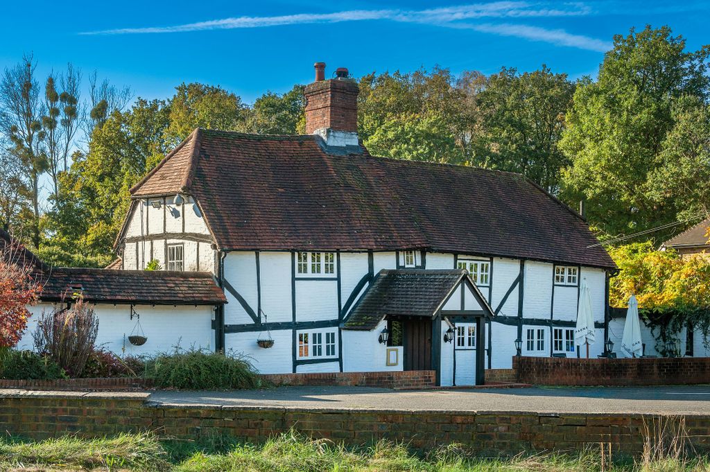 Property photo 2 of 9 Owen Isherwood_165 Windsor Road Chobham Gu24 8Qs_003.Jpg