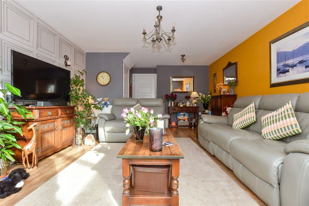 Property photo 3 of 15 Lounge