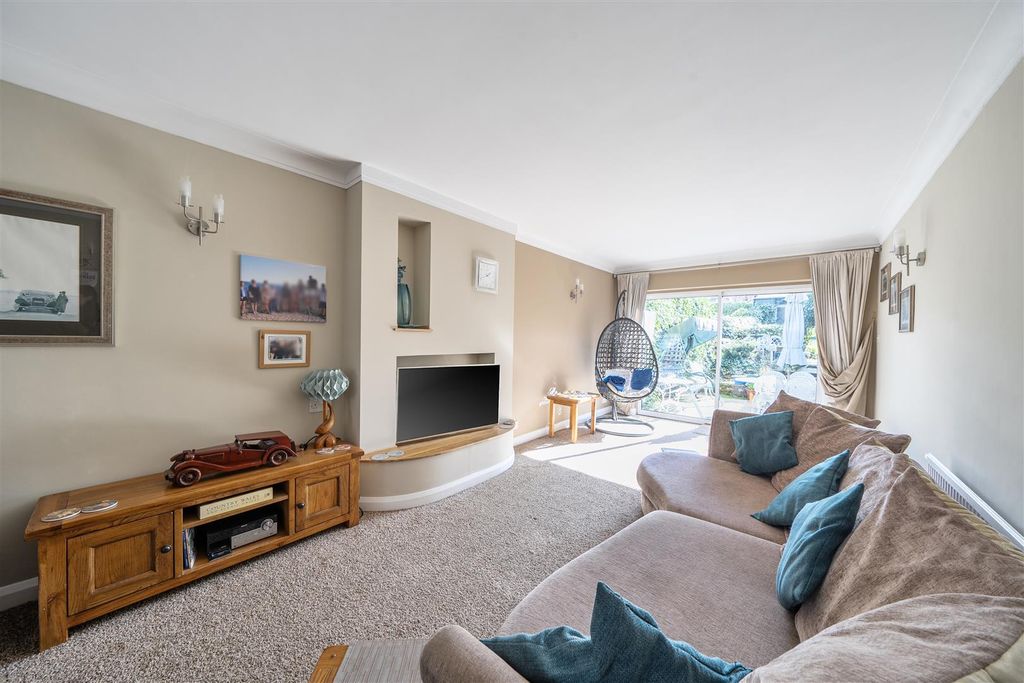 Property photo 2 of 11 Baldwins Lane - Lounge.Jpg