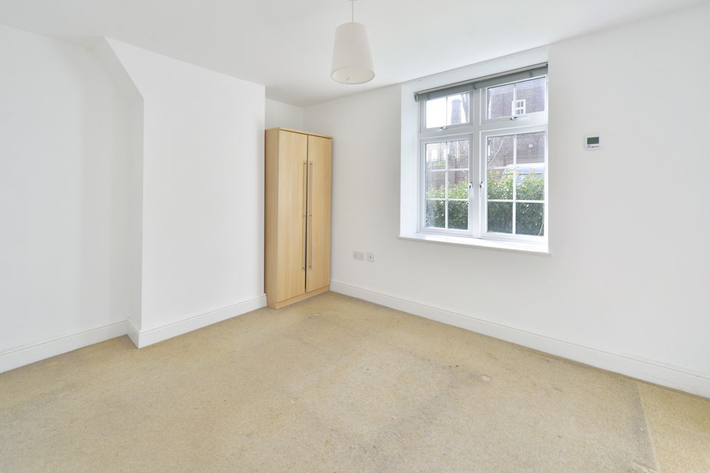 Property photo 3 of 6 Photo 04