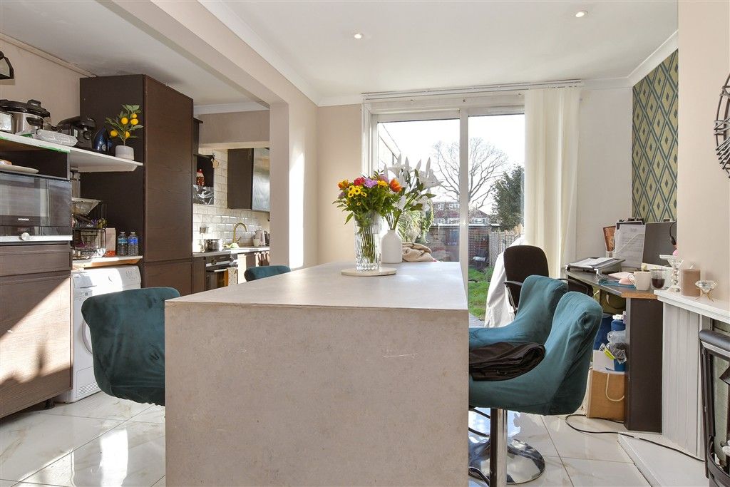 Property photo 2 of 9 Lounge/Dining Area