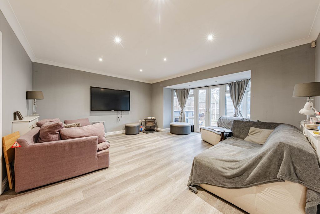 Property photo 3 of 28 Living Room (1)