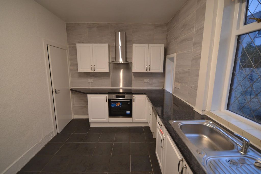 Property photo 3 of 7 Kitchen