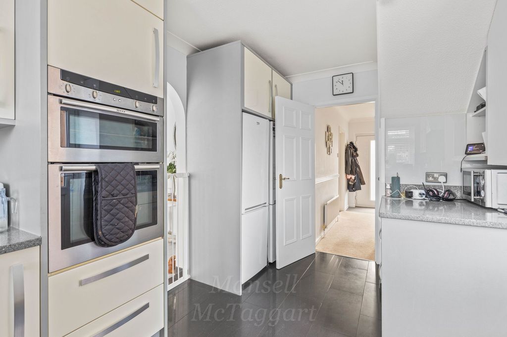 Property photo 3 of 21