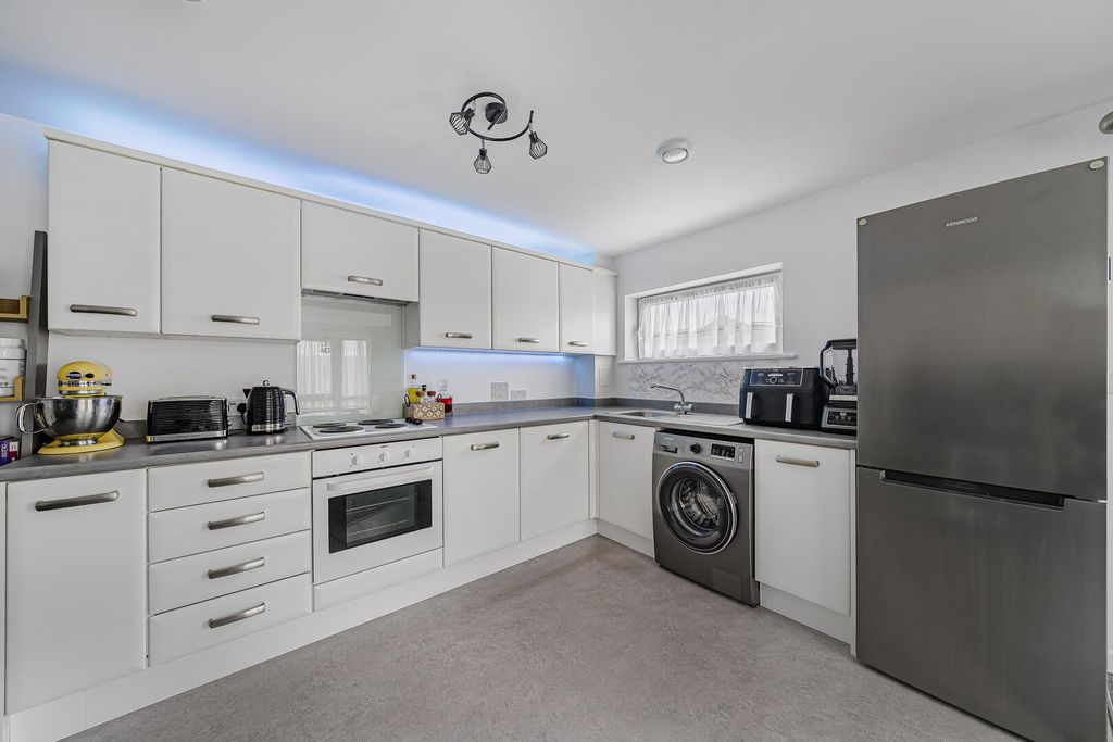 Property photo 2 of 18 Kitchen