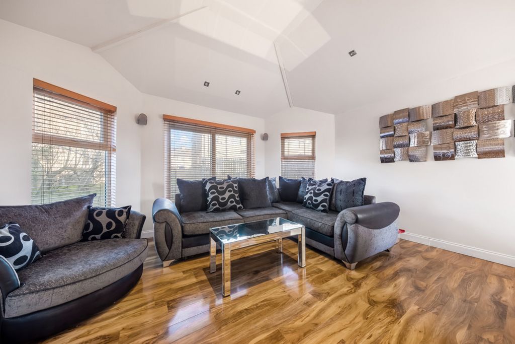 Property photo 3 of 24